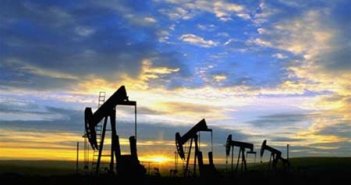 Oil prices rise on lower US rig count, but glut weighs