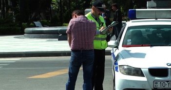 Yol polisinin bildirişi gülüş doğurdu - Video