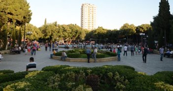 Bakıda oğlan qızı parkda döydü - Video