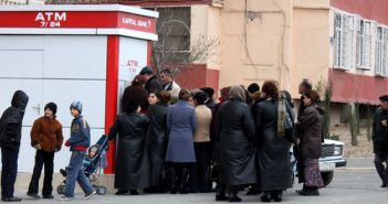 Pensiyaçılar yolu kəsdilər - Azərbaycanda