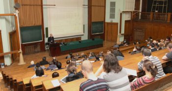 Universitet müəllimi auditoriyada öldü - Bakıda