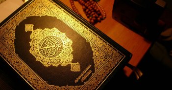 Məhşur jurnalın üz qabığında Quran ayəsi