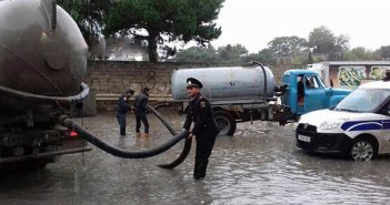 Polislər Bakıda su çəkir... - FOTO