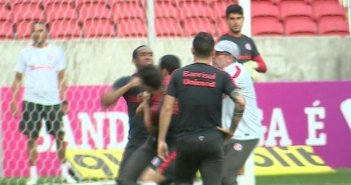 Futbolçunun burnunu qırdı - Video