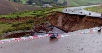 Yeni salınmış yol çökdü - Fotolar