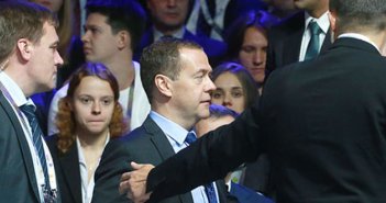 Medvedev forumu yarımçıq tərk etdi - Video