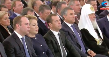 Putin çıxış edir, Medvedev yatır - Foto