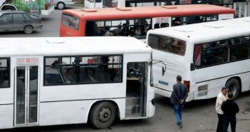 Dayanacaqda gözləyən yaşlı qadını avtobus vurdu - Bakıda