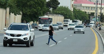 İcra hakimiyyətinin maşını adam vurdu - Bakıda