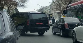 Səfirlik maşını Bakıda qaydanı pozur - FOTOLAR