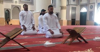 Müsəlman olmayan idmançı namaz qıldı