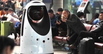 İlk robot-polis xidmətə başladı