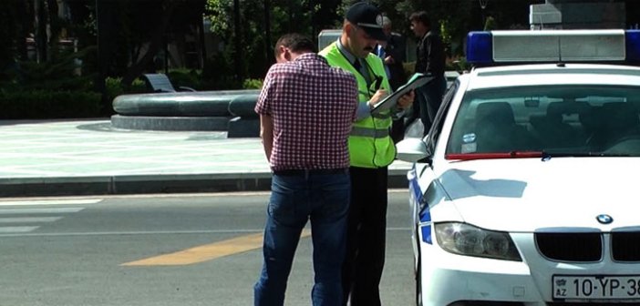 Yol polisinin bildirişi gülüş doğurdu - Video