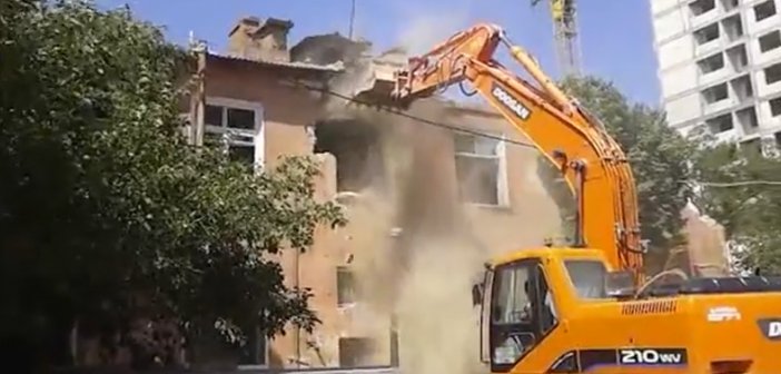 Bakıda: qapı-pəncərəni bağlayıb evi başlarına uçurtdular - Video