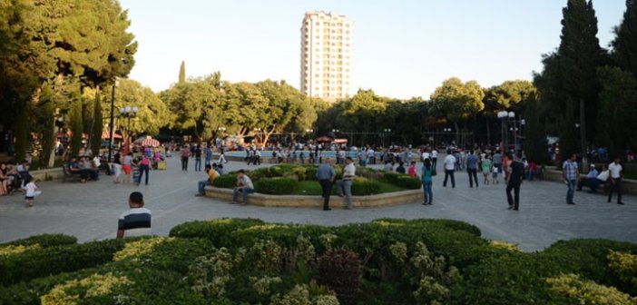 Bakıda oğlan qızı parkda döydü - Video