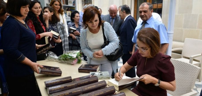 Sona Vəliyevanın “İşığa gedən yol” romanının İmza günü