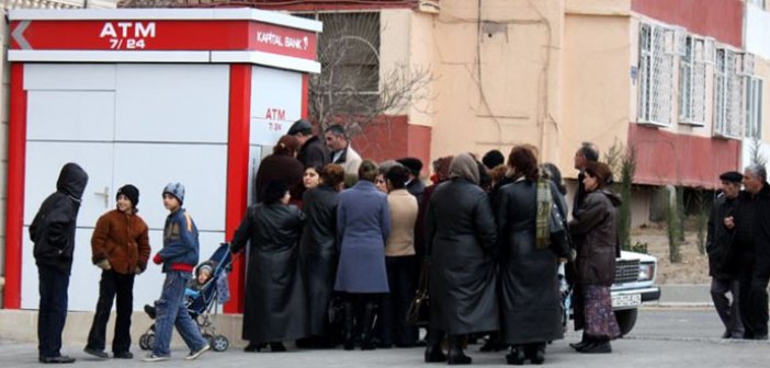 Pensiyaçılar yolu kəsdilər - Azərbaycanda