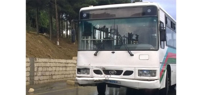 Avtobus qəzaya düşdü - Bakıda