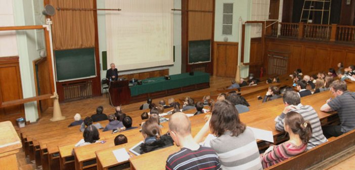 Universitet müəllimi auditoriyada öldü - Bakıda