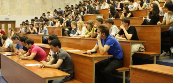 Tanınmış alim universitetdə dərs zamanı vəfat etdi - FOTO