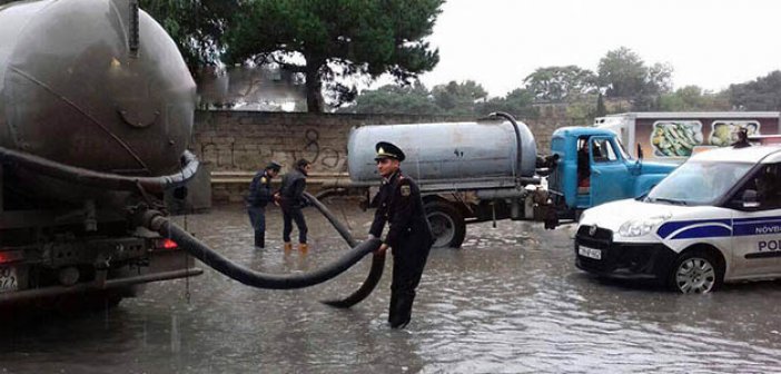 Polislər Bakıda su çəkir... - FOTO