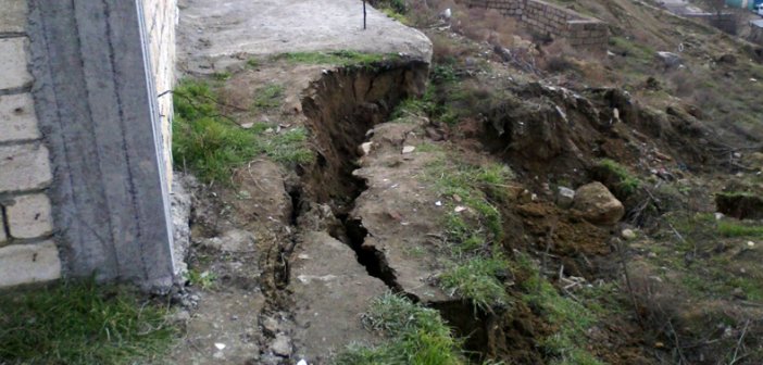 Bakı məktəbində həyəcan: 5 hektar ərazidə torpaq uçdu, 4 metr hündürlükdə divar aşdı