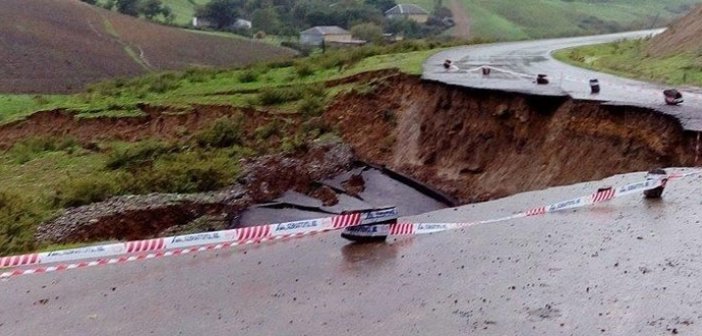 Yeni salınmış yol çökdü - Fotolar