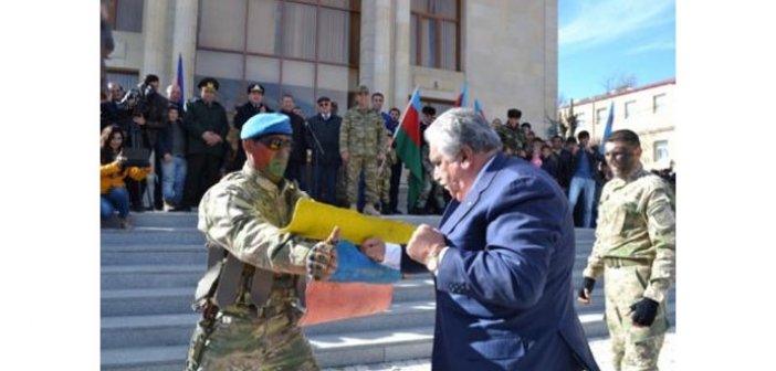 Abıyev Ermənistan bayrağını “sındırdı” - Foto