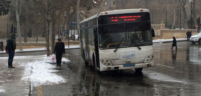 Nəqliyyat Agentliyi yolları buzdan təmizləməyə çalışır