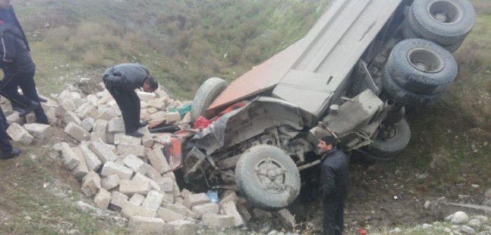 Daşla dolu “KamAz” dərəyə yuvarlandı - FOTO