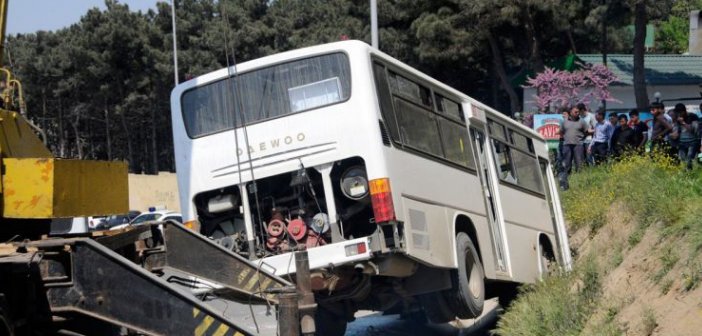 Bakıda marşrut avtobusu aşdı - Köməyə kran gəldi