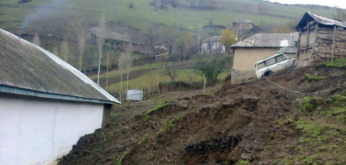 Azərbaycanda torpaq sürüşməsi: 400-dən çox evə ziyan dəyib