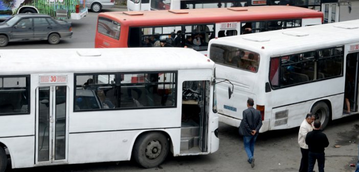 Dayanacaqda gözləyən yaşlı qadını avtobus vurdu - Bakıda