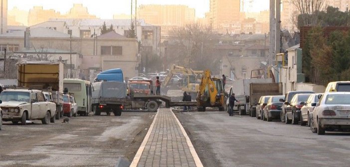 Bir günə qəfil sökülən hotelin yerində yol salınır - FOTOLAR