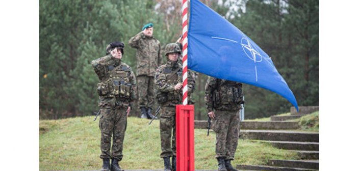 NATO bayraqlarını endirdi