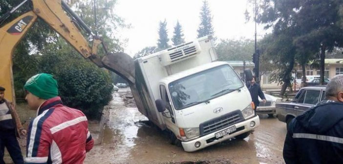 Rayonun mərkəzi yolları niyə bu günə qalıb? - Fotolar