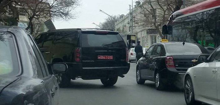 Səfirlik maşını Bakıda qaydanı pozur - FOTOLAR