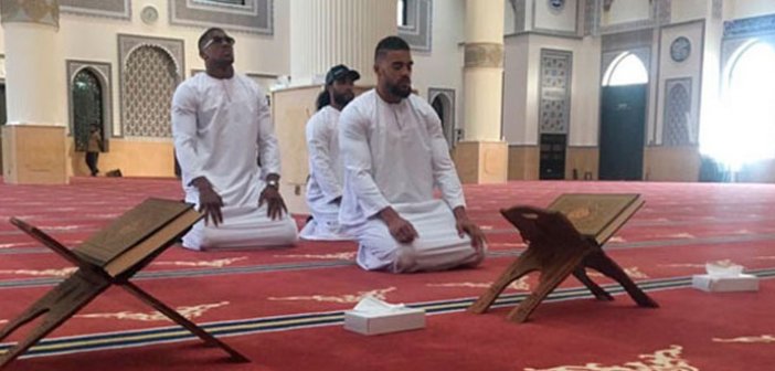 Müsəlman olmayan idmançı namaz qıldı