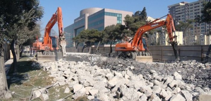 Bakıda yeni abadlaşdırılan park sökülür - Video